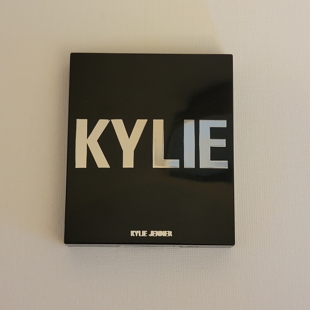 KYLIE JENNER "GO GHOST" PRESSED ILLUMINATING POWDER